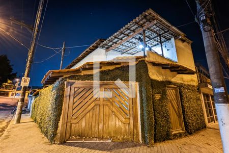 Casa à venda com 149m², 5 quartos e 2 vagas Casa à venda com 149m², 5 quartos e 2 vagasFachada