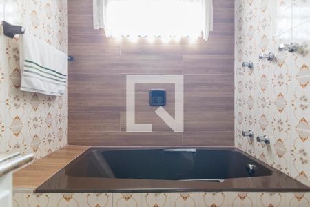 Casa à venda com 303m², 4 quartos e 4 vagas Casa à venda com 303m², 4 quartos e 4 vagasBanheira