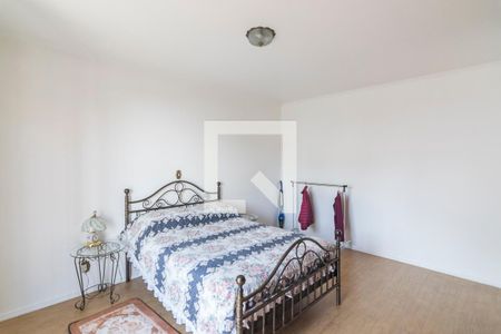 Casa à venda com 303m², 4 quartos e 4 vagas Casa à venda com 303m², 4 quartos e 4 vagasQuarto 4