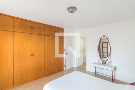 Casa à venda com 303m², 4 quartos e 4 vagas Casa à venda com 303m², 4 quartos e 4 vagasQuarto 2 Suite