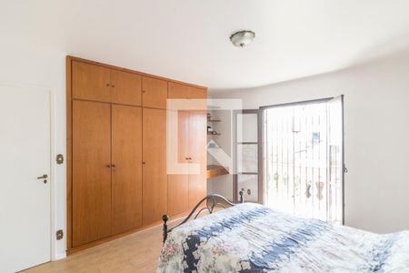 Casa à venda com 303m², 4 quartos e 4 vagas Casa à venda com 303m², 4 quartos e 4 vagasQuarto 4