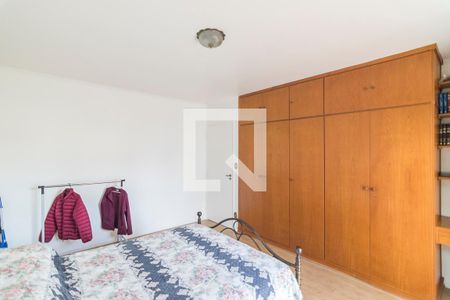 Casa à venda com 303m², 4 quartos e 4 vagas Casa à venda com 303m², 4 quartos e 4 vagasQuarto 4