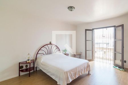 Casa à venda com 303m², 4 quartos e 4 vagas Casa à venda com 303m², 4 quartos e 4 vagasQuarto 2 Suite