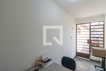 Casa à venda com 303m², 4 quartos e 4 vagas Casa à venda com 303m², 4 quartos e 4 vagasEscritório