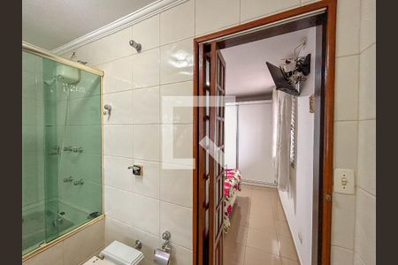 Casa à venda com 232m², 5 quartos e 2 vagas Casa à venda com 232m², 5 quartos e 2 vagasBanheiro da Suíte