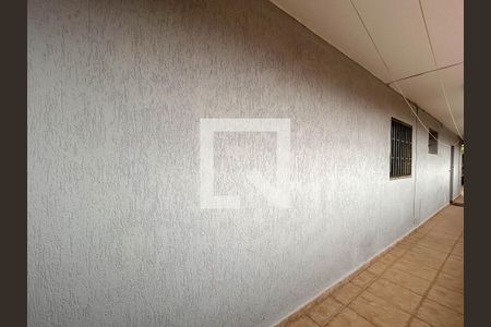 Casa à venda com 232m², 5 quartos e 2 vagas Casa à venda com 232m², 5 quartos e 2 vagasCorredor externo