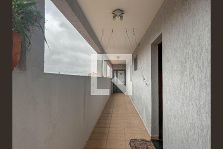 Casa à venda com 232m², 5 quartos e 2 vagas Casa à venda com 232m², 5 quartos e 2 vagasCorredor externo