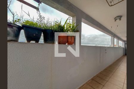 Casa à venda com 232m², 5 quartos e 2 vagas Casa à venda com 232m², 5 quartos e 2 vagasCorredor externo