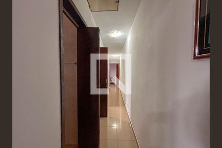 Casa à venda com 232m², 5 quartos e 2 vagas Casa à venda com 232m², 5 quartos e 2 vagasCorredor