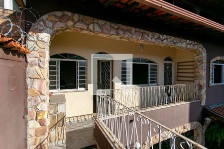 Casa à venda com 271m², 2 quartos e 1 vaga Casa à venda com 271m², 2 quartos e 1 vagaFachada