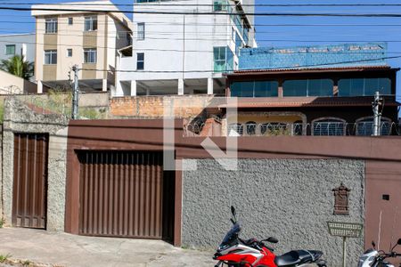 Casa à venda com 271m², 2 quartos e 1 vaga Casa à venda com 271m², 2 quartos e 1 vagaFachada