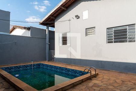 Casa à venda com 220m², 4 quartos e 3 vagas Casa à venda com 220m², 4 quartos e 3 vagasPiscina