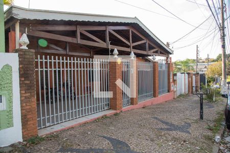 Casa à venda com 220m², 4 quartos e 3 vagas Casa à venda com 220m², 4 quartos e 3 vagasFachada