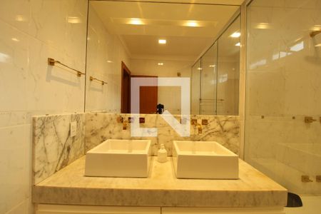 Apartamento à venda com 385m², 5 quartos e 4 vagasBanheiro - Suíte 2