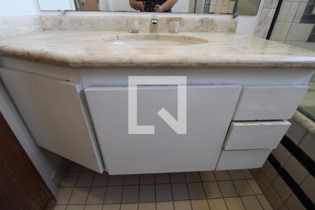 Apartamento à venda com 70m², 1 quarto e 2 vagasBanheiro da Suíte