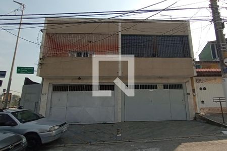 Casa à venda com 222m², 3 quartos e 2 vagas Casa à venda com 222m², 3 quartos e 2 vagasFachada