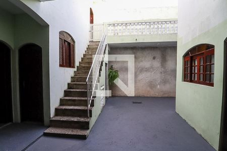 Casa à venda com 310m², 6 quartos e 3 vagas Casa à venda com 310m², 6 quartos e 3 vagasQuintal com escada que da acesso a edícula