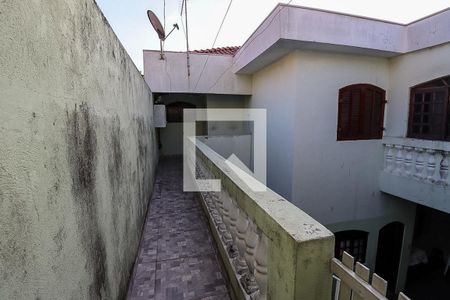 Casa à venda com 310m², 6 quartos e 3 vagas Casa à venda com 310m², 6 quartos e 3 vagasPassarela do quintal para a edícula