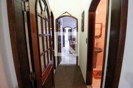 Casa à venda com 310m², 6 quartos e 3 vagas Casa à venda com 310m², 6 quartos e 3 vagasCorredor entre sala e cozinha