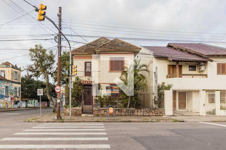 Casa à venda com 500m², 4 quartos e 4 vagas Casa à venda com 500m², 4 quartos e 4 vagasFachada