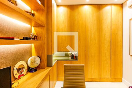 Casa à venda com 310m², 5 quartos e 2 vagasEscritório