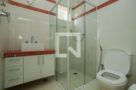 Casa à venda com 220m², 3 quartos e 6 vagasBanheiro do Quarto 1