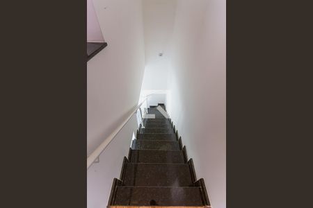 Escada Dormitórios de casa à venda com 2 quartos, 81m² em Vila Helena, Santo André