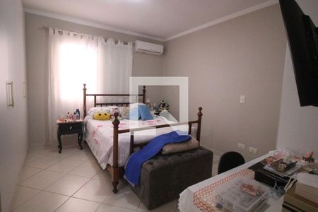 Casa de condomínio à venda com 220m², 3 quartos e 3 vagasQuarto