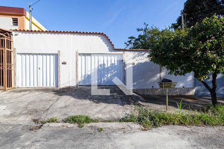 Casa à venda com 180m², 3 quartos e 3 vagas Casa à venda com 180m², 3 quartos e 3 vagasFachada