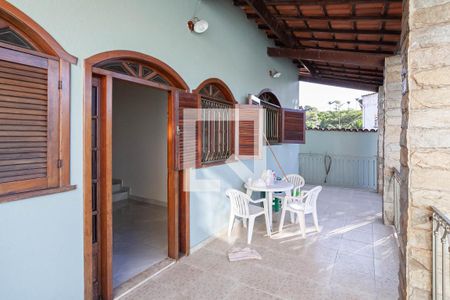 Casa à venda com 180m², 3 quartos e 3 vagas Casa à venda com 180m², 3 quartos e 3 vagasVaranda