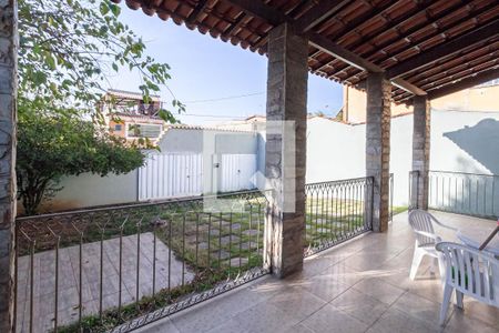 Casa à venda com 180m², 3 quartos e 3 vagas Casa à venda com 180m², 3 quartos e 3 vagasVaranda