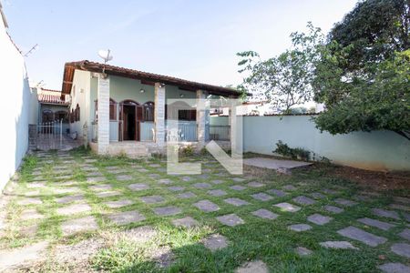 Casa à venda com 180m², 3 quartos e 3 vagas Casa à venda com 180m², 3 quartos e 3 vagasFachada