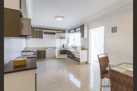Casa para alugar com 300m², 4 quartos e 3 vagas Casa para alugar com 300m², 4 quartos e 3 vagasCozinha
