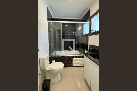 Casa de condomínio à venda com 320m², 4 quartos e 4 vagasBanheiro da Suíte 1