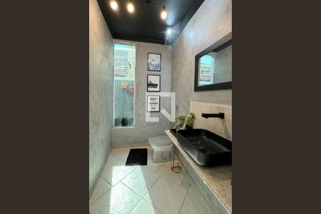 Casa de condomínio à venda com 320m², 4 quartos e 4 vagasLavabo