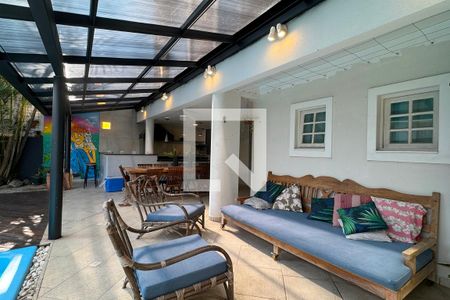 Casa de condomínio à venda com 320m², 4 quartos e 4 vagasQuintal