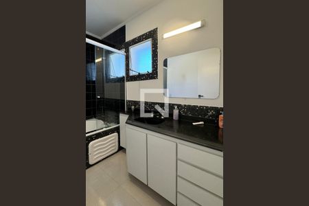 Casa de condomínio à venda com 320m², 4 quartos e 4 vagasBanheiro da Suíte 1