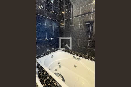 Casa de condomínio à venda com 320m², 4 quartos e 4 vagasBanheiro da Suíte 1