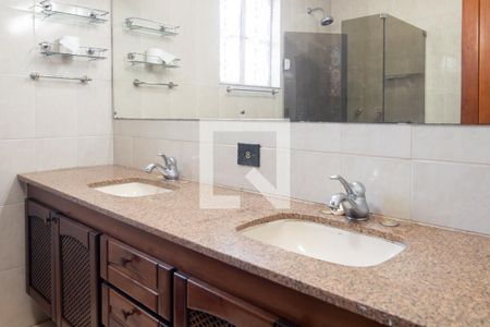 Casa à venda com 800m², 4 quartos e 4 vagas Casa à venda com 800m², 4 quartos e 4 vagasBanheiro Social