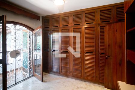 Casa à venda com 800m², 4 quartos e 4 vagas Casa à venda com 800m², 4 quartos e 4 vagasQuarto 1