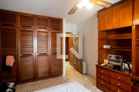 Casa à venda com 800m², 4 quartos e 4 vagas Casa à venda com 800m², 4 quartos e 4 vagasQuarto 2