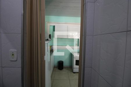 Banheiro de kitnet/studio para alugar com 1 quarto, 22m² em Jardim Aeroporto, São Paulo