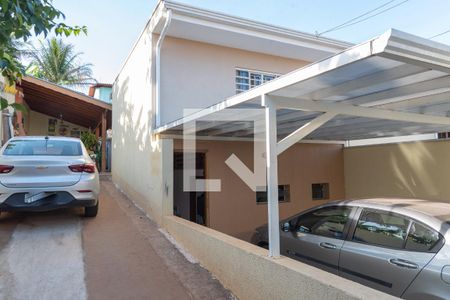 Casa à venda com 136m², 3 quartos e 4 vagas Casa à venda com 136m², 3 quartos e 4 vagasGaragem e Fachada