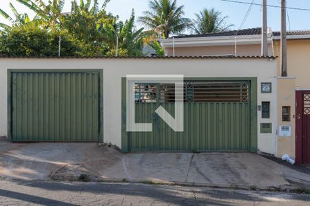Casa à venda com 136m², 3 quartos e 4 vagas Casa à venda com 136m², 3 quartos e 4 vagasFachada