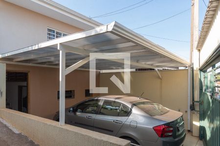 Casa à venda com 136m², 3 quartos e 4 vagas Casa à venda com 136m², 3 quartos e 4 vagasGaragem e Fachada