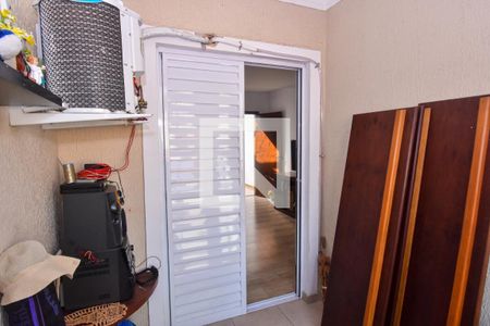 Casa à venda com 200m², 3 quartos e 3 vagas Casa à venda com 200m², 3 quartos e 3 vagasVaranda