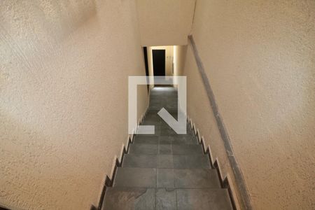 Casa à venda com 178m², 3 quartos e 3 vagasEscada de acesso a garagem