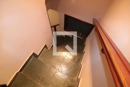 Casa à venda com 178m², 3 quartos e 3 vagasEscada de acesso aos quartos