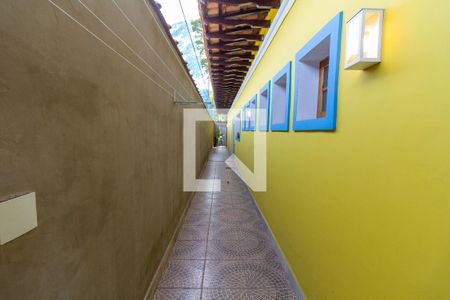 Casa à venda com 600m², 4 quartos e 6 vagas Casa à venda com 600m², 4 quartos e 6 vagasEntrada Lateral