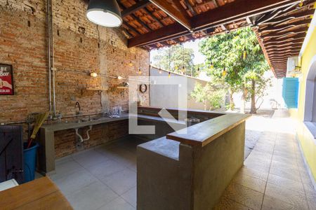 Casa à venda com 600m², 4 quartos e 6 vagas Casa à venda com 600m², 4 quartos e 6 vagasÁrea comum